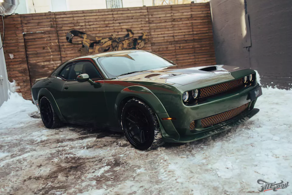 Восстановили крыло Dodge Challenger R/T Scatpack по технологии PDR и заново забронировали полиуретаном